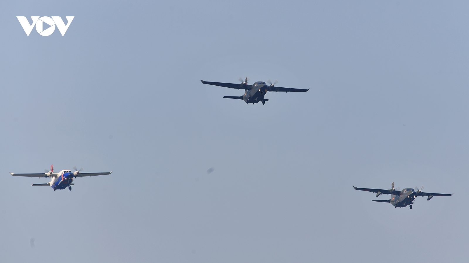 Dàn "ngựa thồ" của Không quân Việt Nam luyện xếp đội hình trên bầu trời Hà Nội